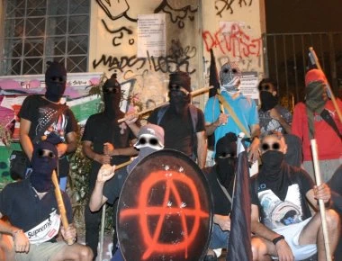 Εξάρχεια: Με απειλητικές διαθέσεις οι αναρχικοί – Δηλώνουν αποφασισμένοι να υπερασπιστούν τις… καταλήψεις